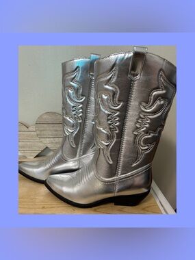 Shela Women’s Metallic Silver Cowboy Boots 8.5